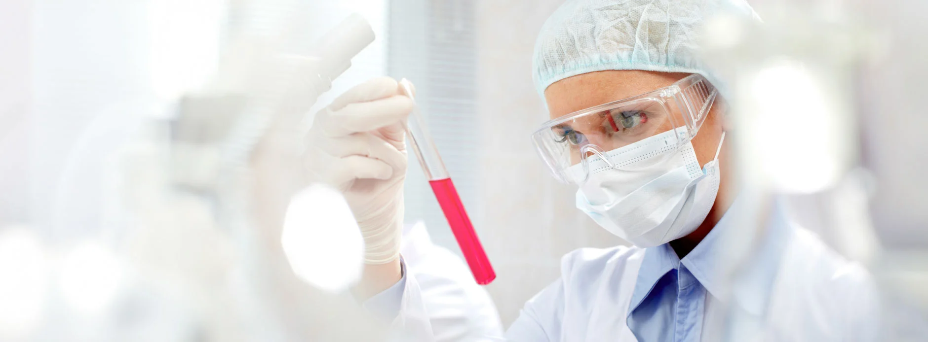 Laborantin mit Schutzkleidung