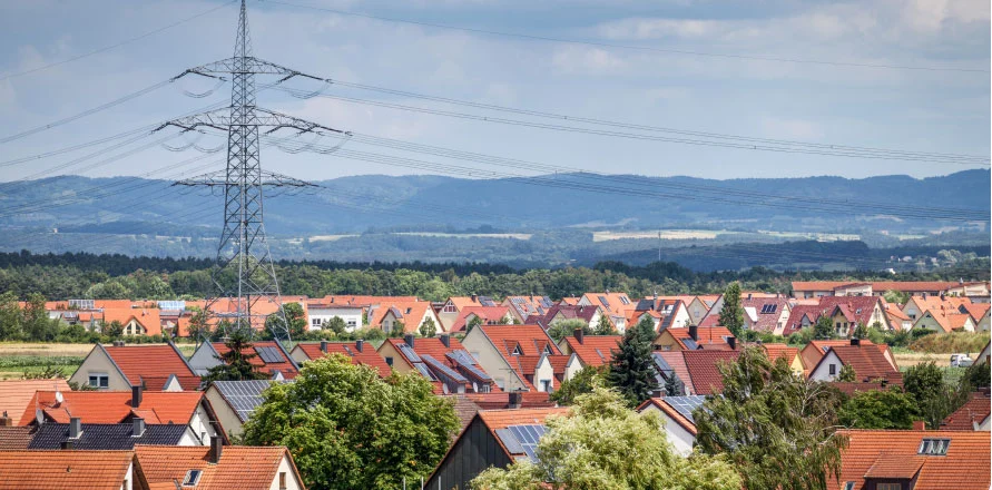 Siedlungsgebiet mit Strommasten